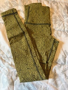 Lululemon size 2~Olive Green Patterned Leggings